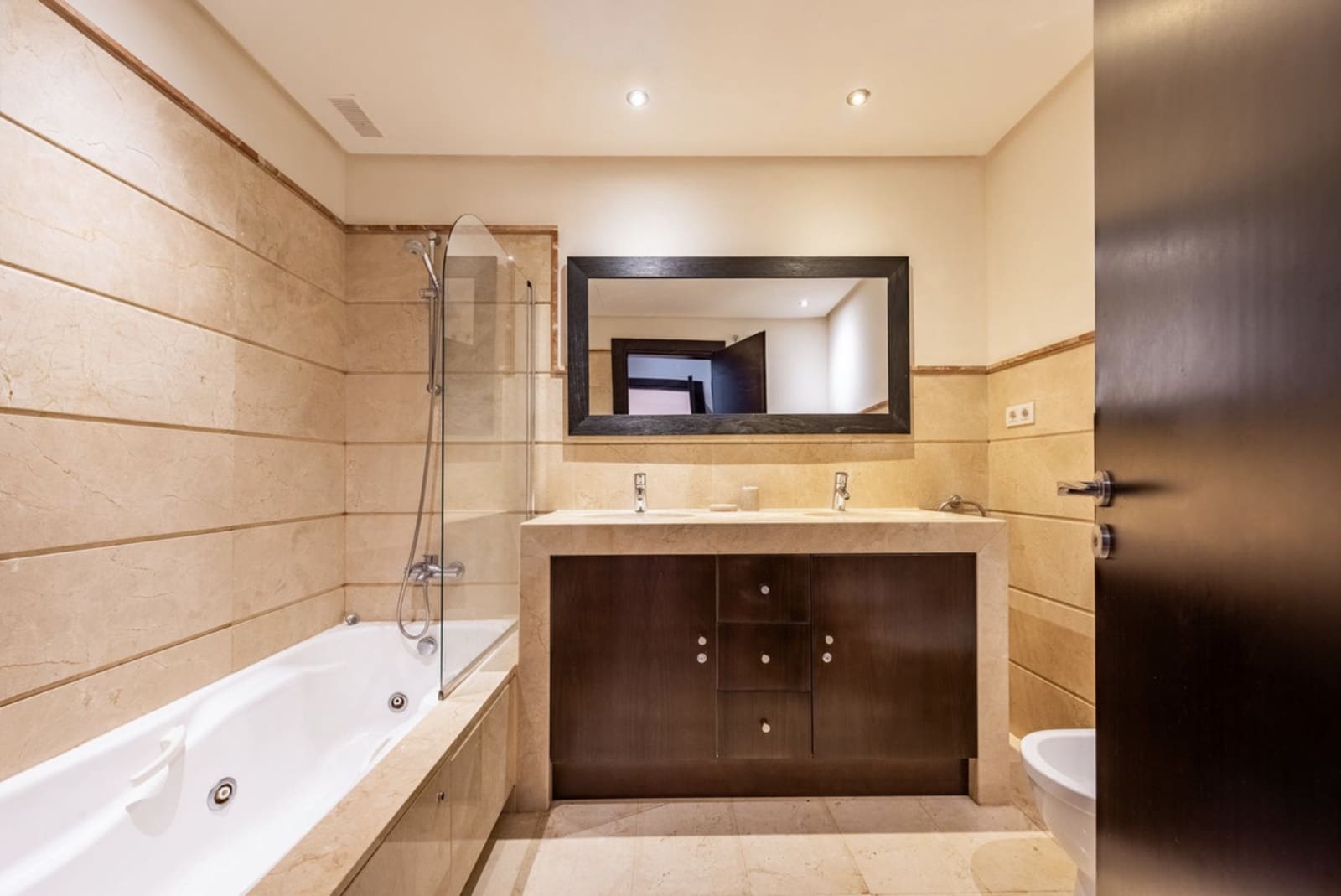 3 slaapkamer Halfvrijstaande villa te koop in Benahavis met zwembad garage - € 550.000 (Ref: 9387751)