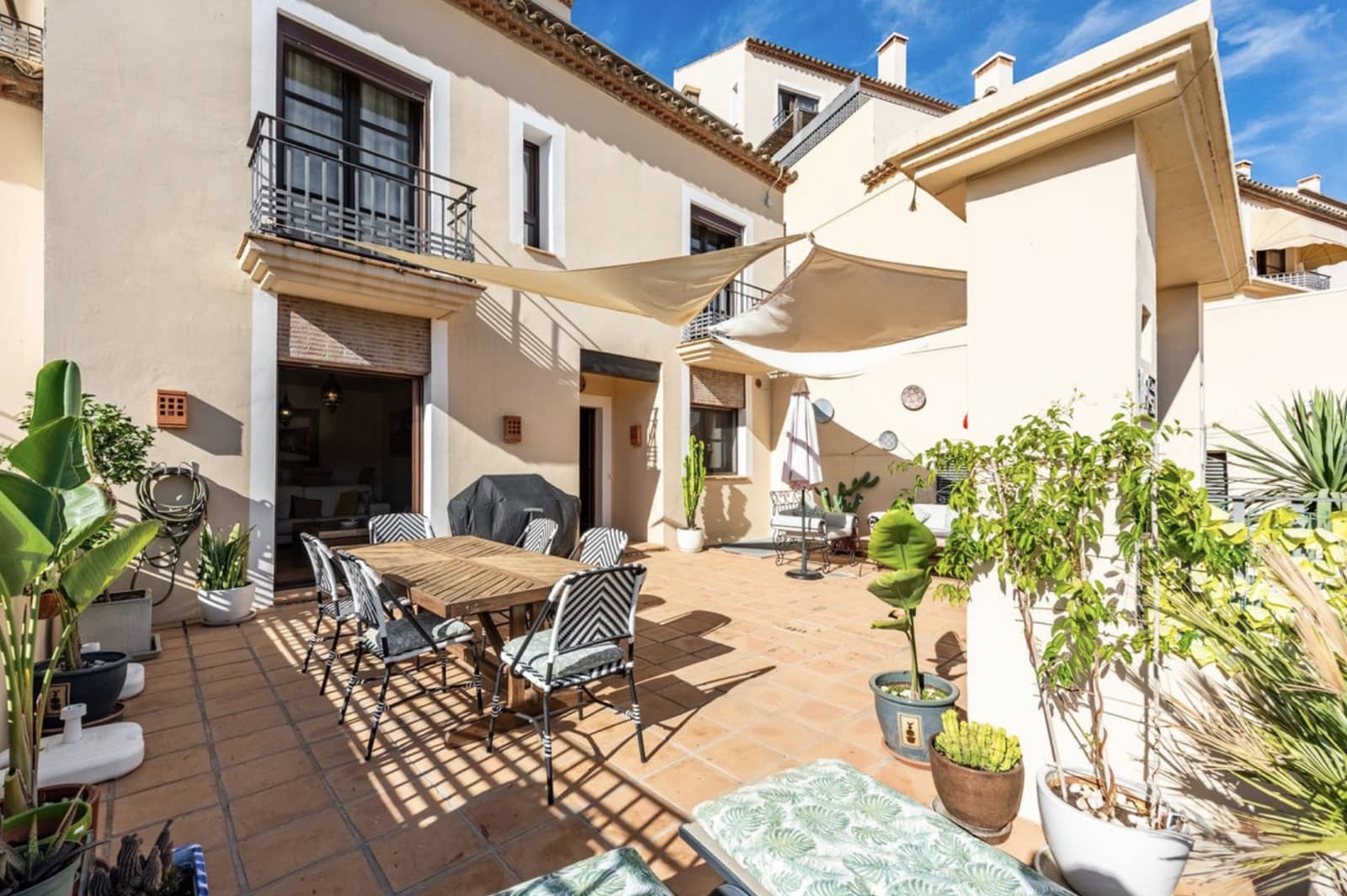 3 slaapkamer Halfvrijstaande villa te koop in Benahavis met zwembad garage - € 550.000 (Ref: 9387751)