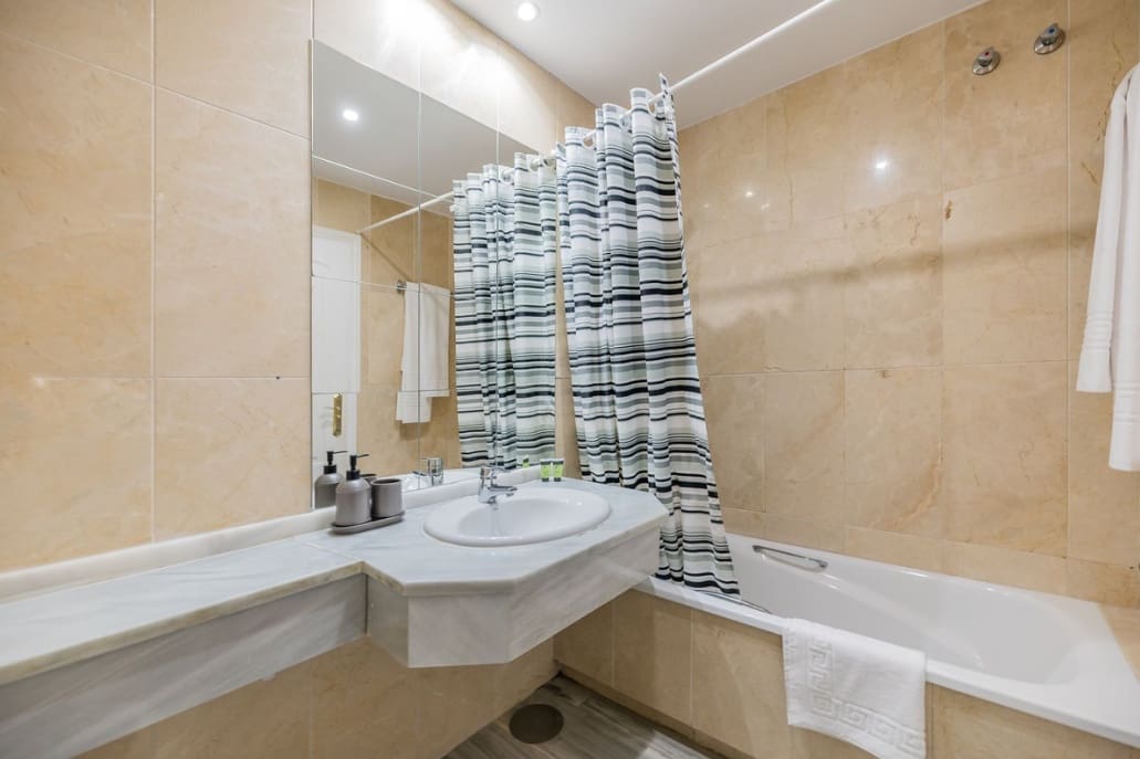 Apartamento de 3 habitaciones en Guadalmina en venta con piscina garaje - 625.000 € (Ref: 9387752)