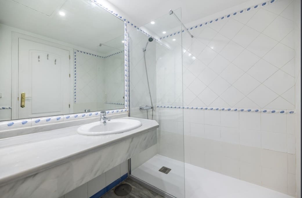 Apartamento de 3 habitaciones en Guadalmina en venta con piscina garaje - 625.000 € (Ref: 9387752)