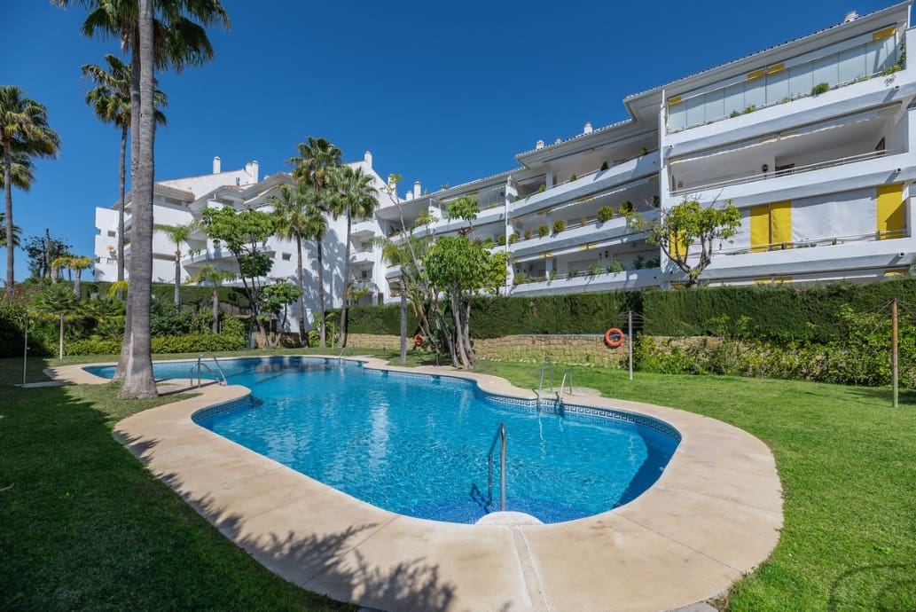 Apartamento de 3 habitaciones en Guadalmina en venta con piscina garaje - 625.000 € (Ref: 9387752)