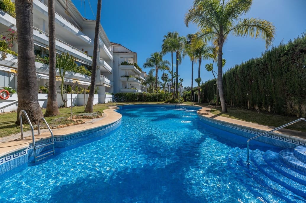 Apartamento de 3 habitaciones en Guadalmina en venta con piscina garaje - 625.000 € (Ref: 9387752)