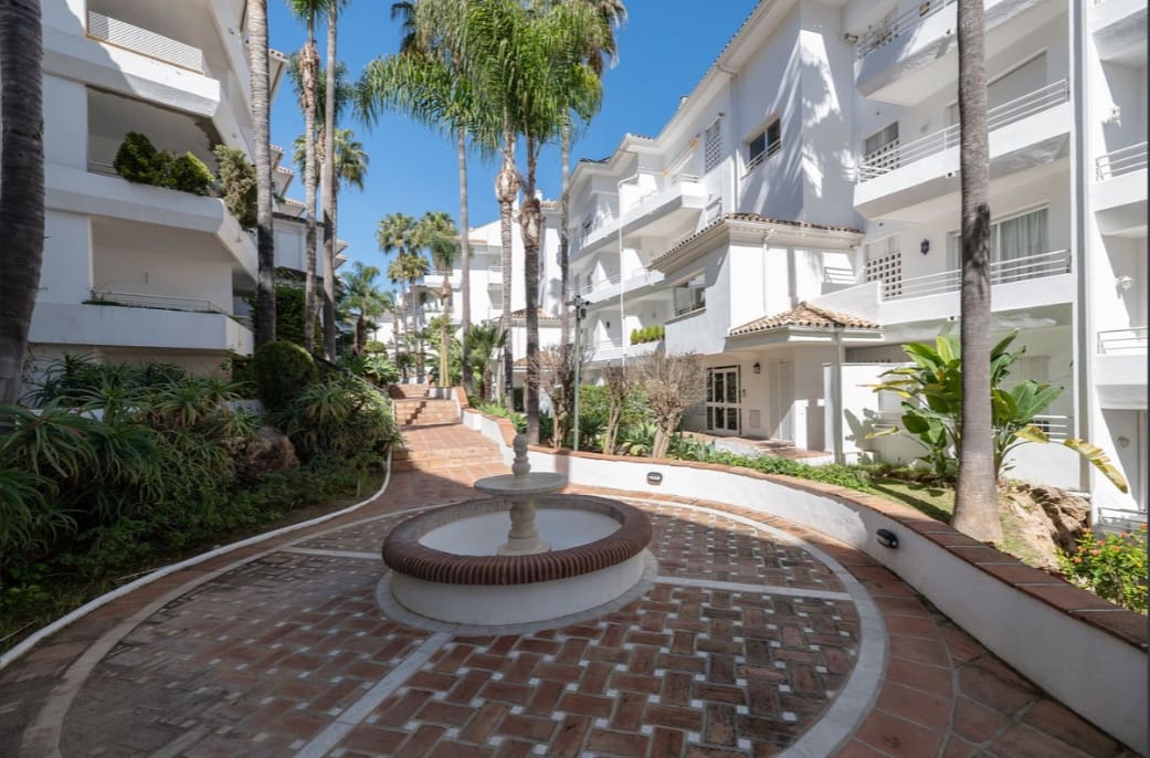 Apartamento de 3 habitaciones en Guadalmina en venta con piscina garaje - 625.000 € (Ref: 9387752)