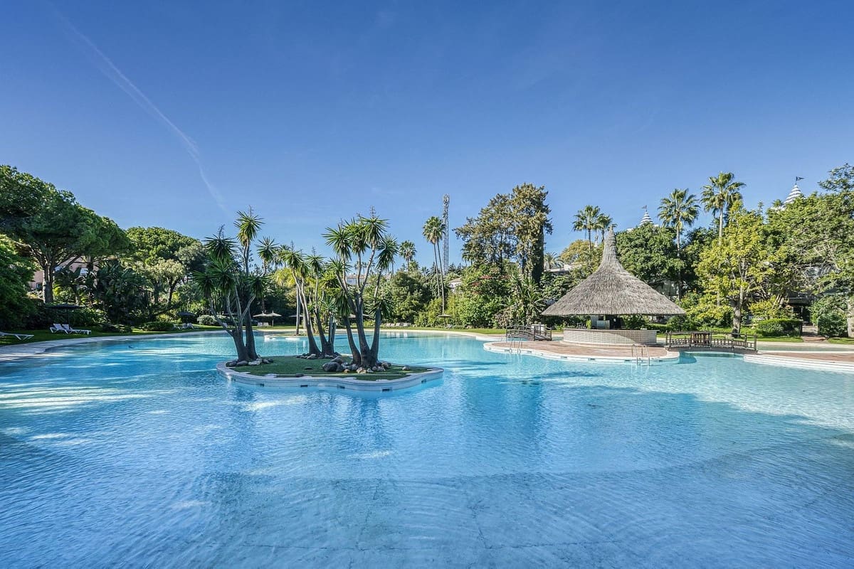 4 sovrum Takvåning till salu i Guadalmina med pool garage - 1 598 000 € (Ref: 9387753)