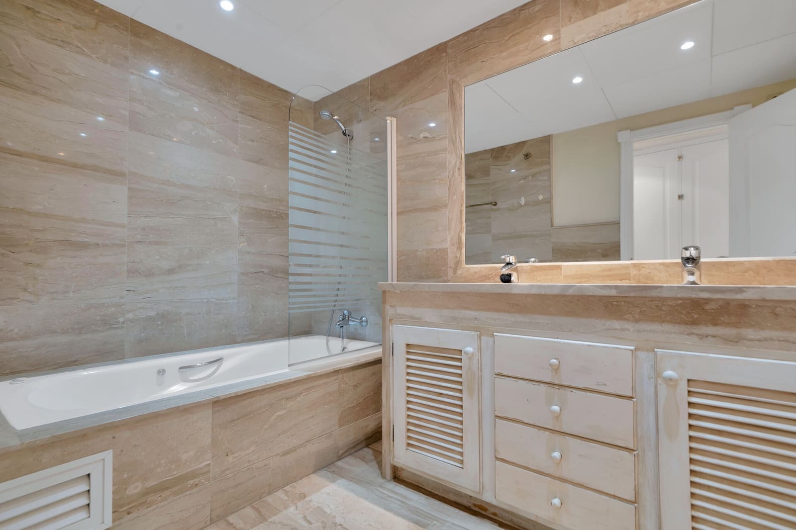 2 bedroom Apartment for sale in Guadalmina with pool garage - € 550,000 (Ref: 9387754)