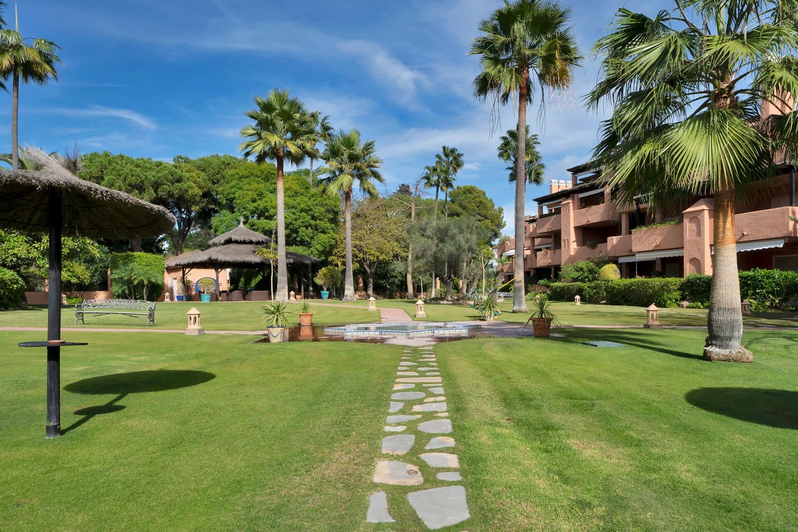 2 bedroom Apartment for sale in Guadalmina with pool garage - € 550,000 (Ref: 9387754)