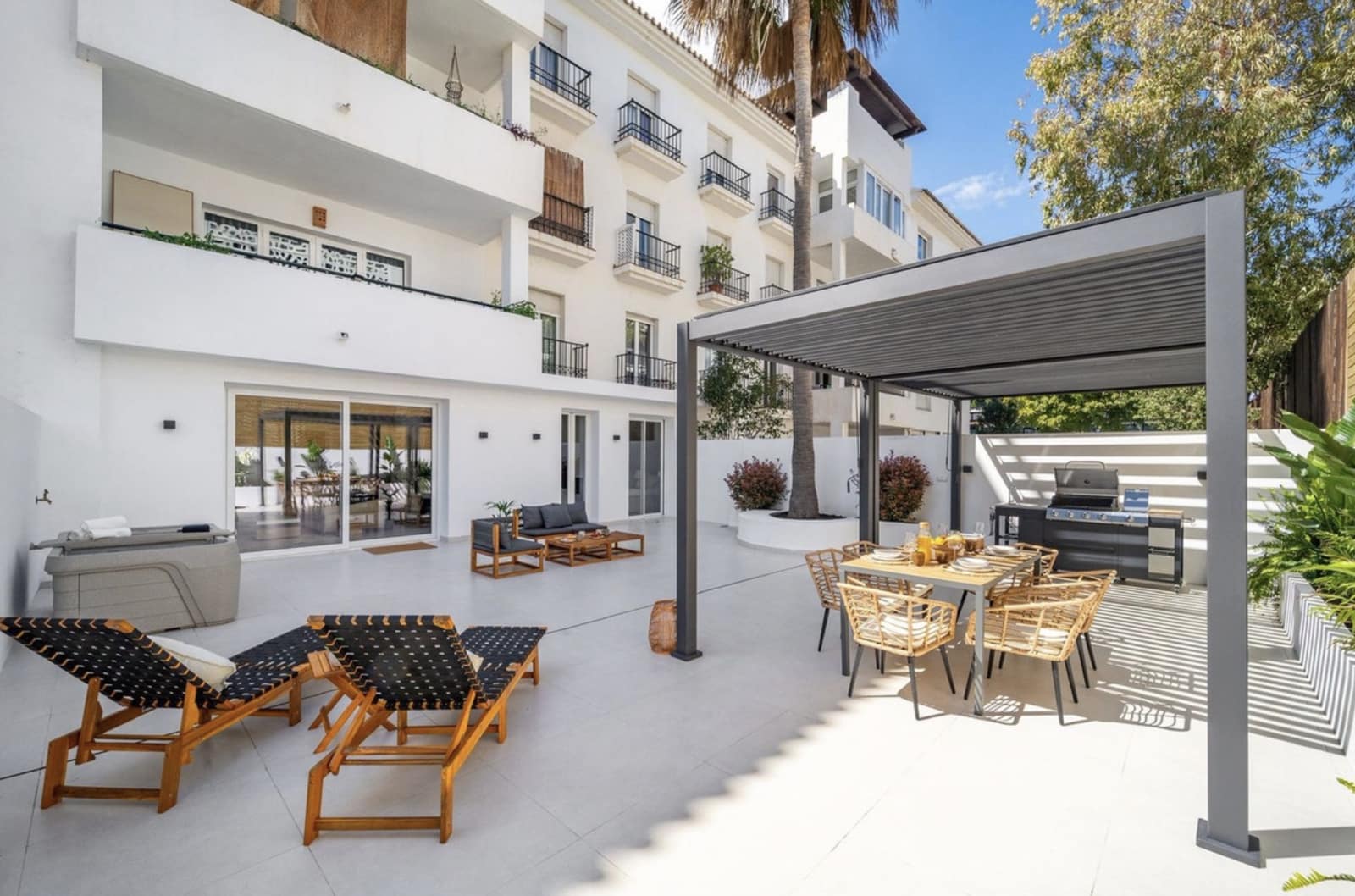 3 bedroom Apartment for sale in Nueva Andalucia with pool garage - € 795,000 (Ref: 9390849)