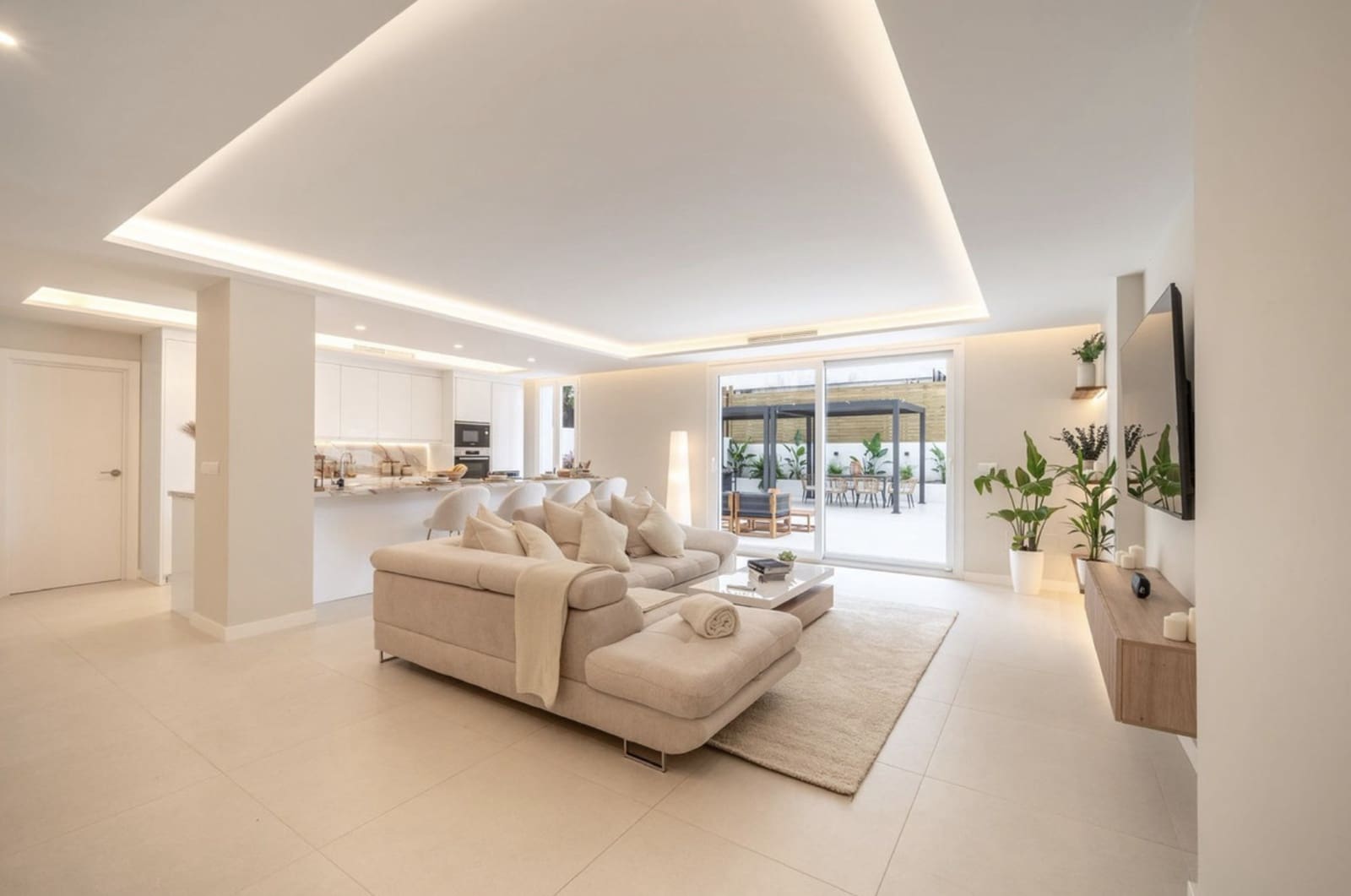 3 bedroom Apartment for sale in Nueva Andalucia with pool garage - € 795,000 (Ref: 9390849)