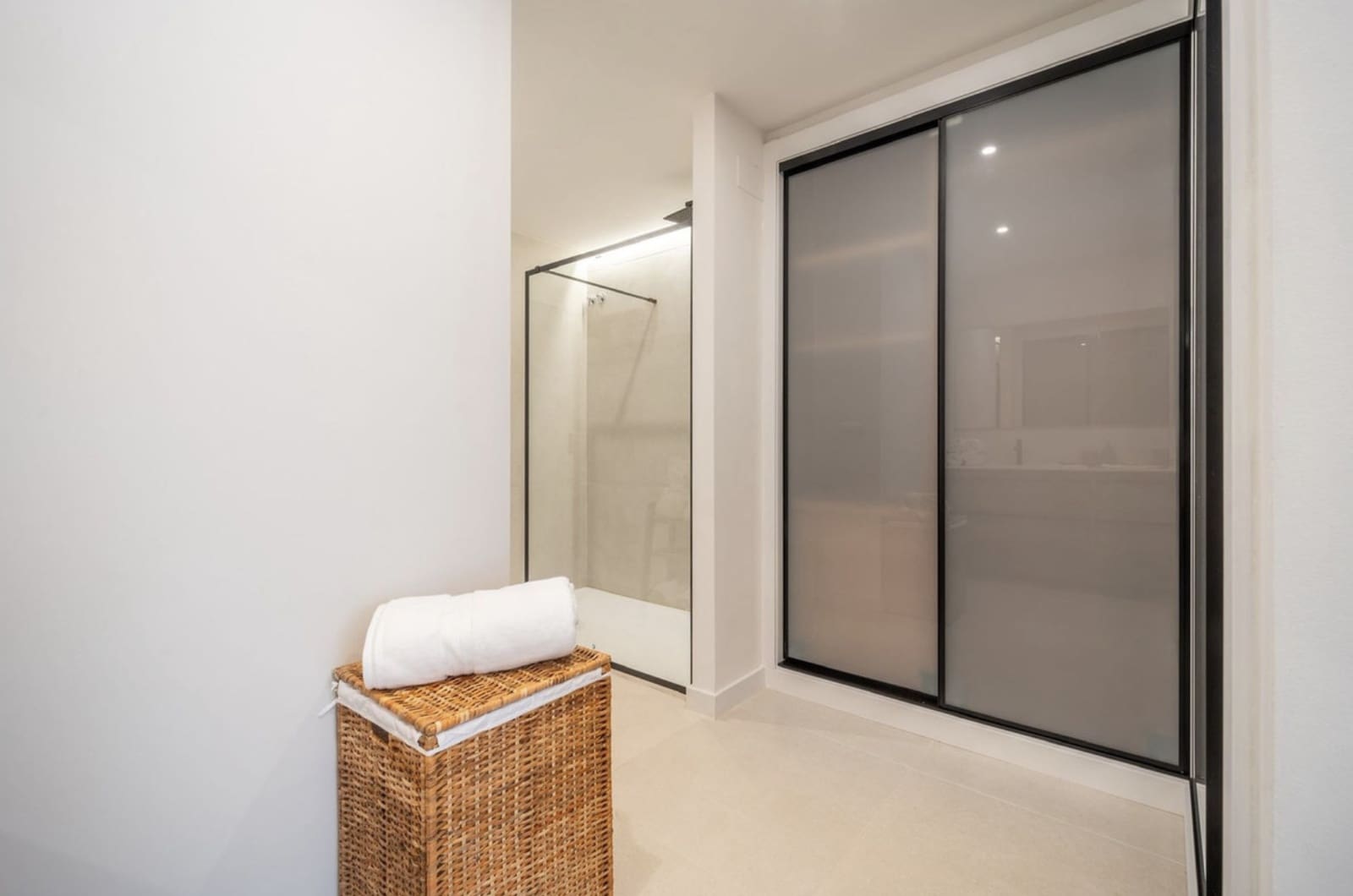 3 bedroom Apartment for sale in Nueva Andalucia with pool garage - € 795,000 (Ref: 9390849)