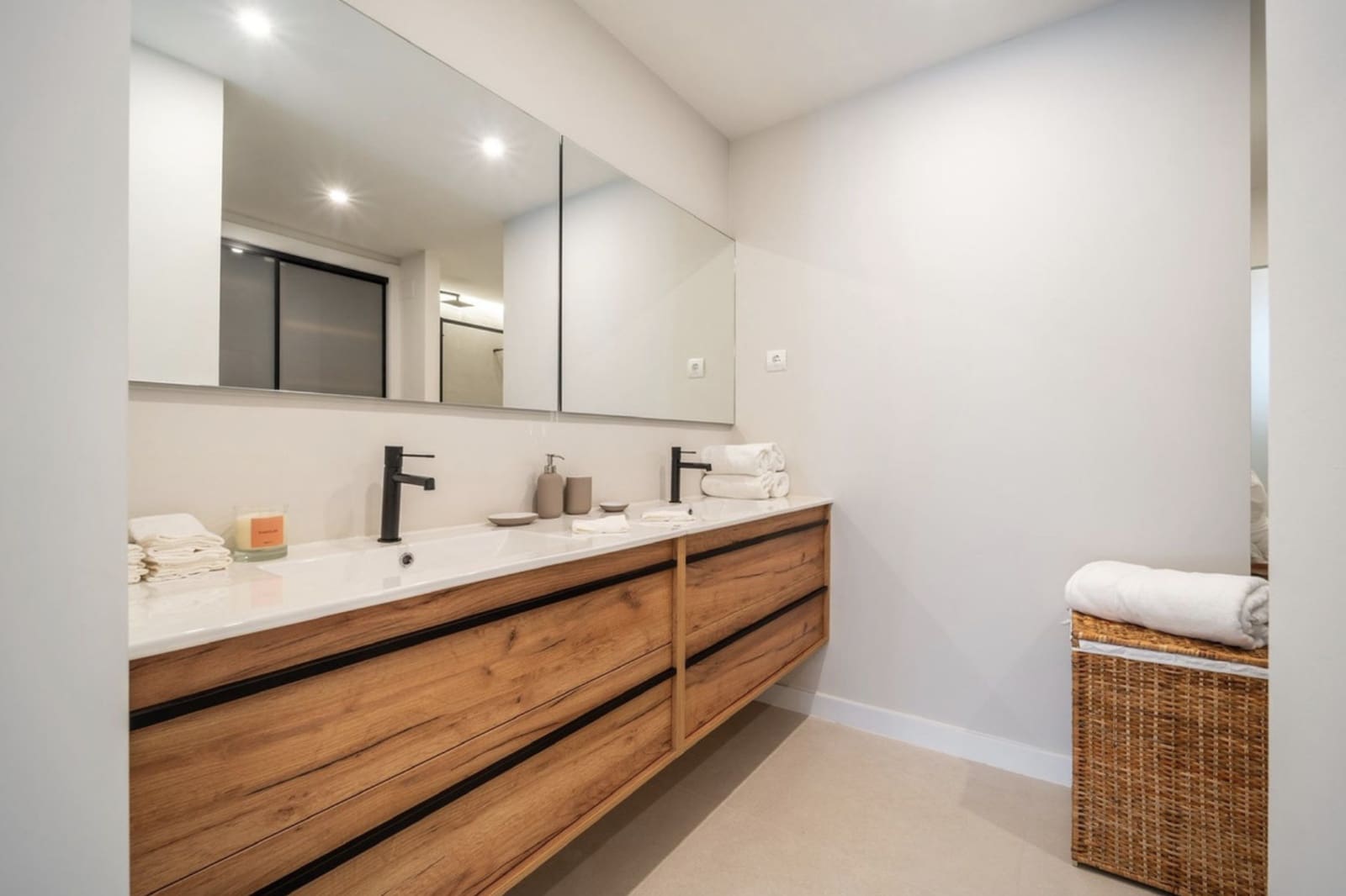 3 bedroom Apartment for sale in Nueva Andalucia with pool garage - € 795,000 (Ref: 9390849)