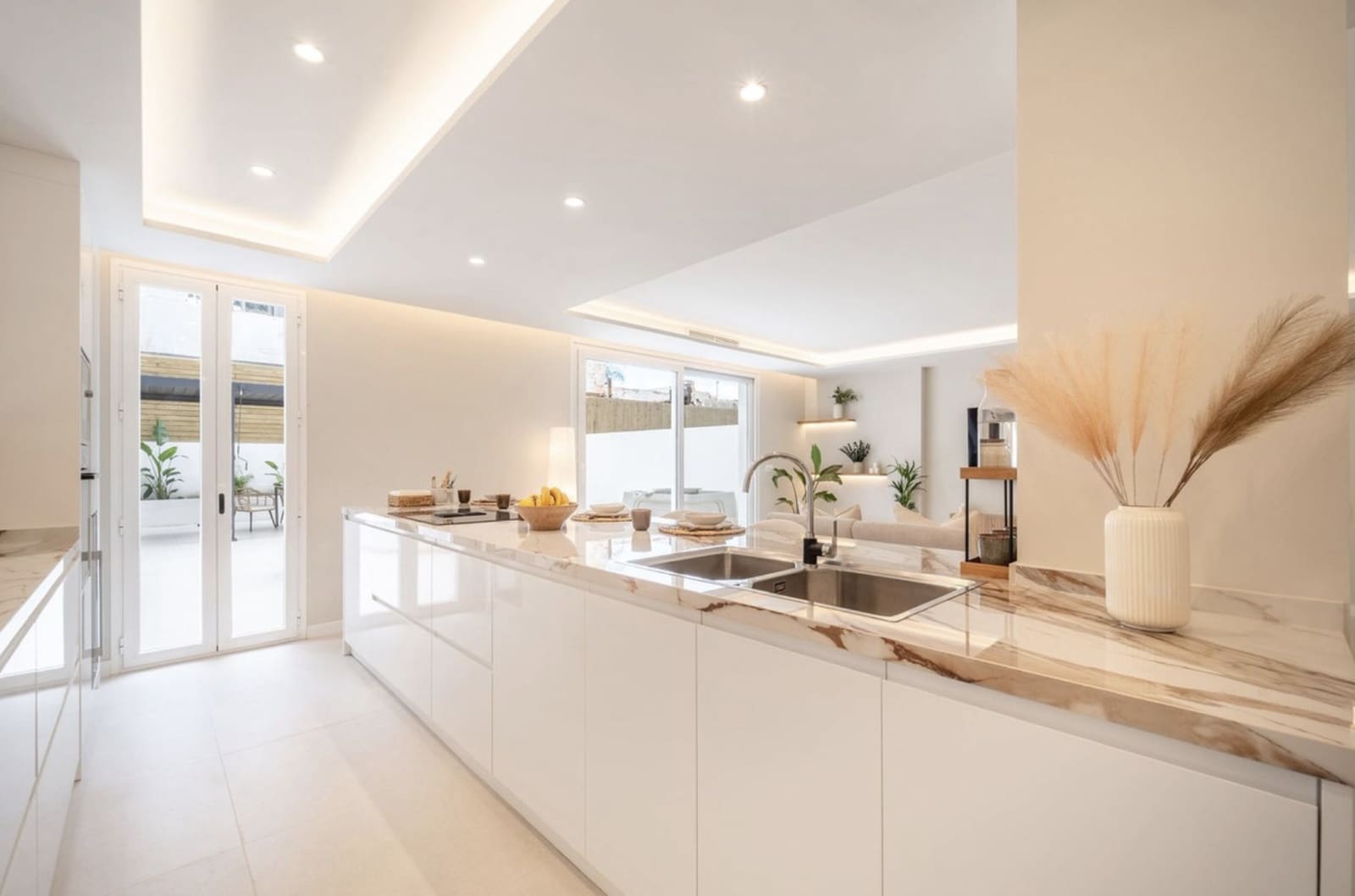 3 bedroom Apartment for sale in Nueva Andalucia with pool garage - € 795,000 (Ref: 9390849)