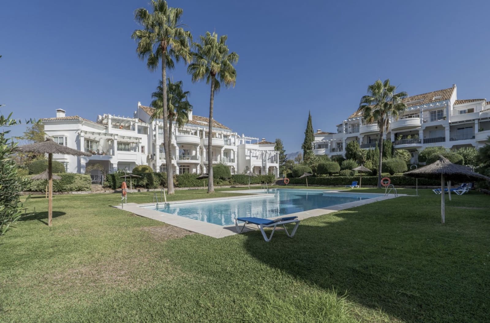 Pareado de 4 habitaciones en Guadalmina en venta con piscina garaje - 920.000 € (Ref: 9393926)