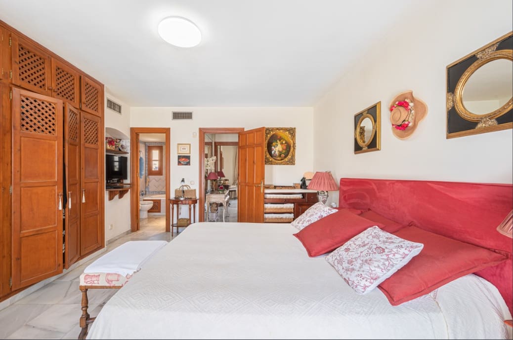 3 bedroom Townhouse for sale in Golden Mile with pool garage - € 680,000 (Ref: 9395874)