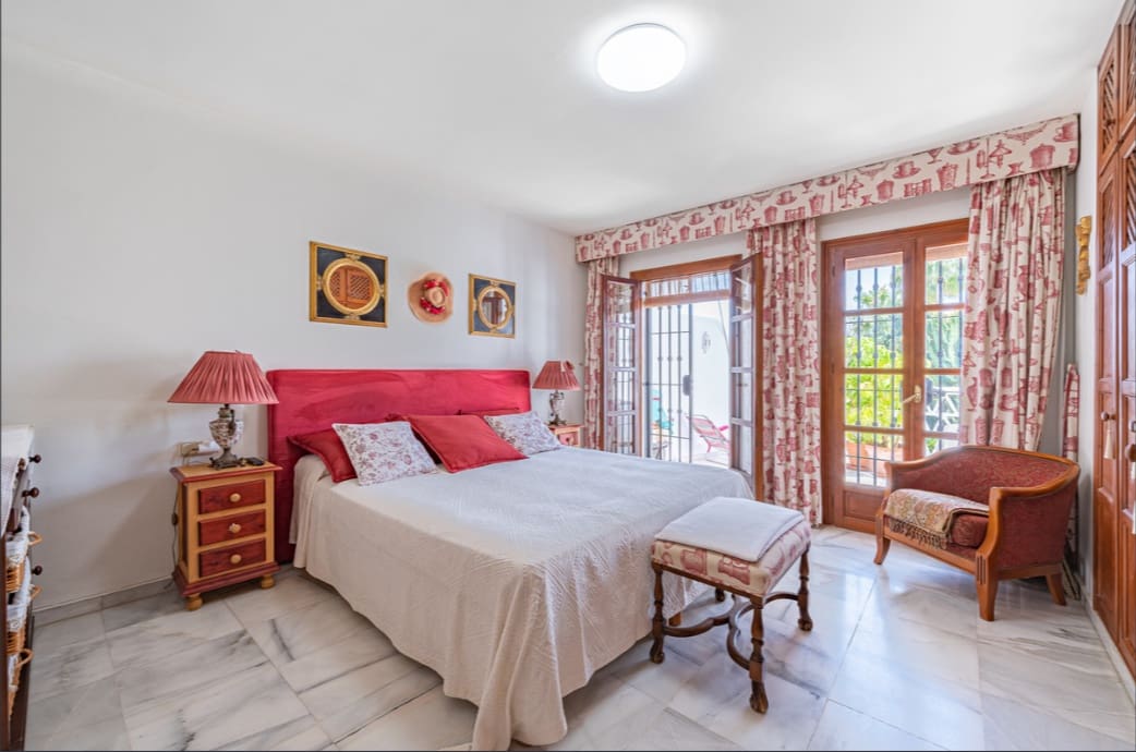 3 bedroom Townhouse for sale in Golden Mile with pool garage - € 680,000 (Ref: 9395874)