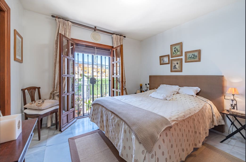 3 bedroom Townhouse for sale in Golden Mile with pool garage - € 680,000 (Ref: 9395874)