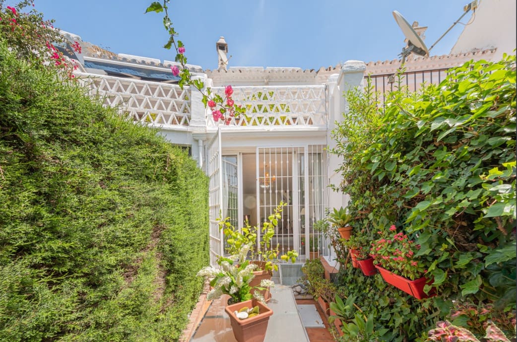 3 bedroom Townhouse for sale in Golden Mile with pool garage - € 680,000 (Ref: 9395874)