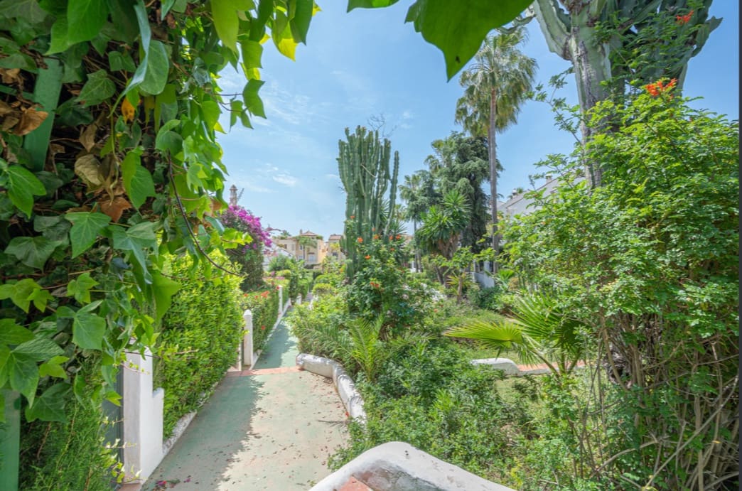 3 bedroom Townhouse for sale in Golden Mile with pool garage - € 680,000 (Ref: 9395874)