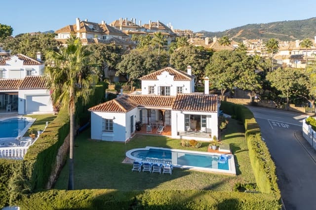 Chalet de 4 habitaciones en Marbella en venta con piscina garaje - 1.695.000 € (Ref: 9398316)