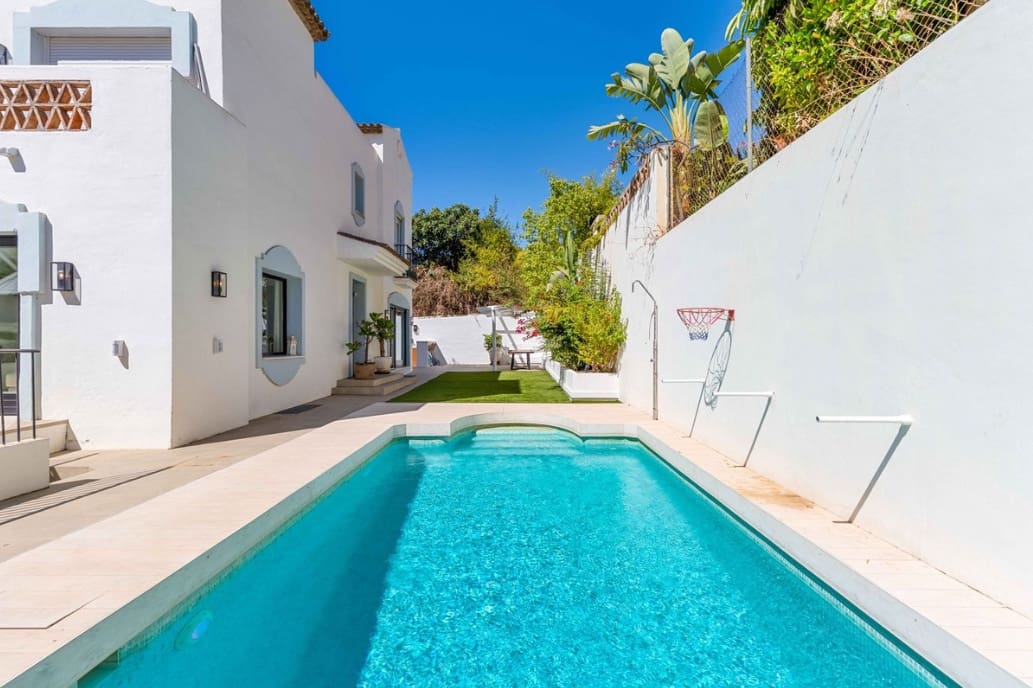 3 sovrum Semi-fristående Villa till salu i Marbella med pool garage - 1 195 000 € (Ref: 9398317)