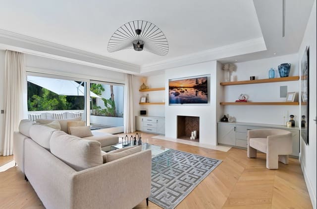 3 sovrum Semi-fristående Villa till salu i Marbella med pool garage - 1 195 000 € (Ref: 9398317)