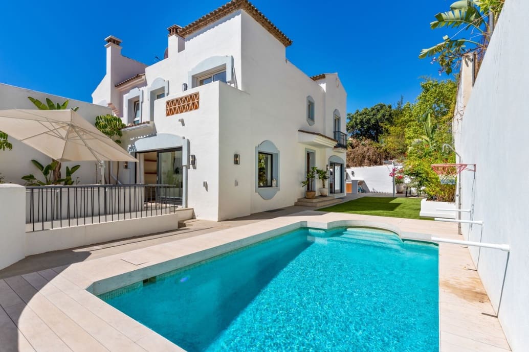 3 sovrum Semi-fristående Villa till salu i Marbella med pool garage - 1 195 000 € (Ref: 9398317)