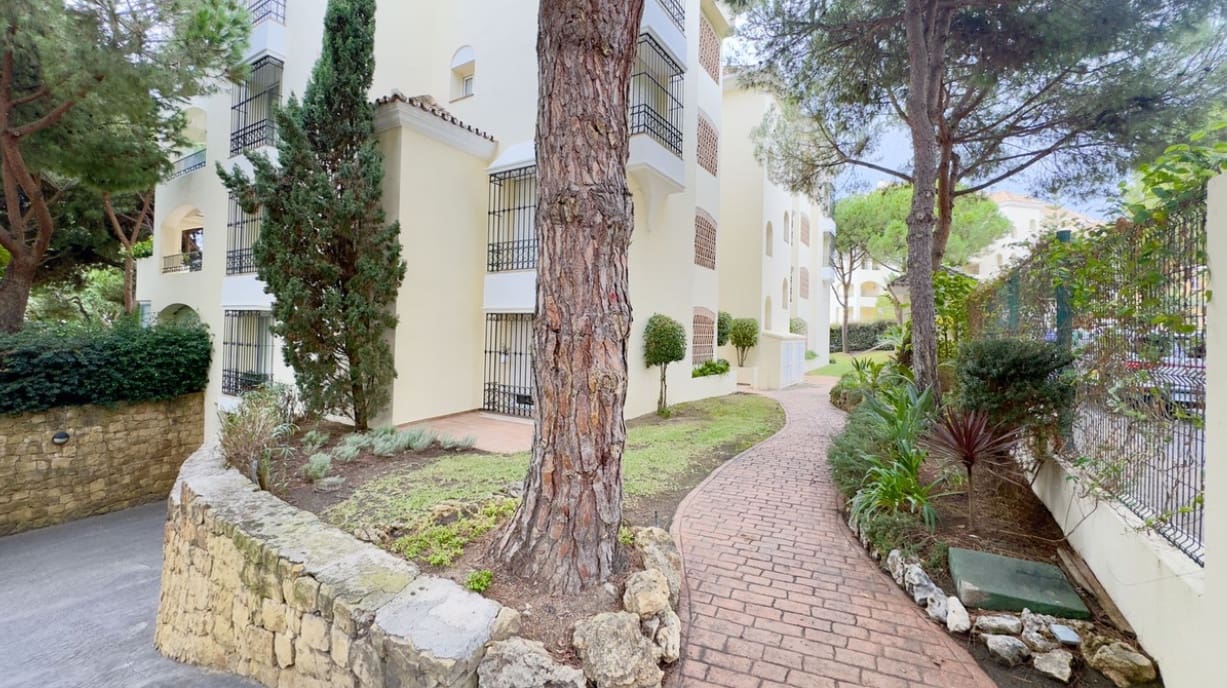 2 bedroom Apartment for sale in Marbella with pool garage - € 720,000 (Ref: 9398318)