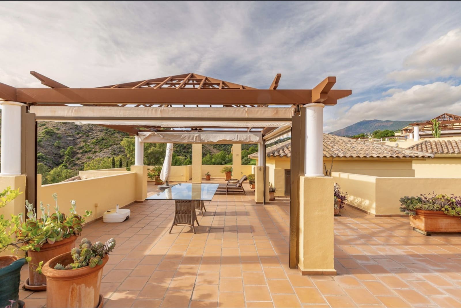 3 bedroom Penthouse for sale in Benahavis with pool garage - € 995,000 (Ref: 9398320)