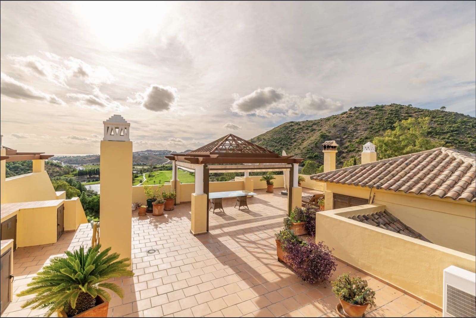 3 bedroom Penthouse for sale in Benahavis with pool garage - € 995,000 (Ref: 9398320)