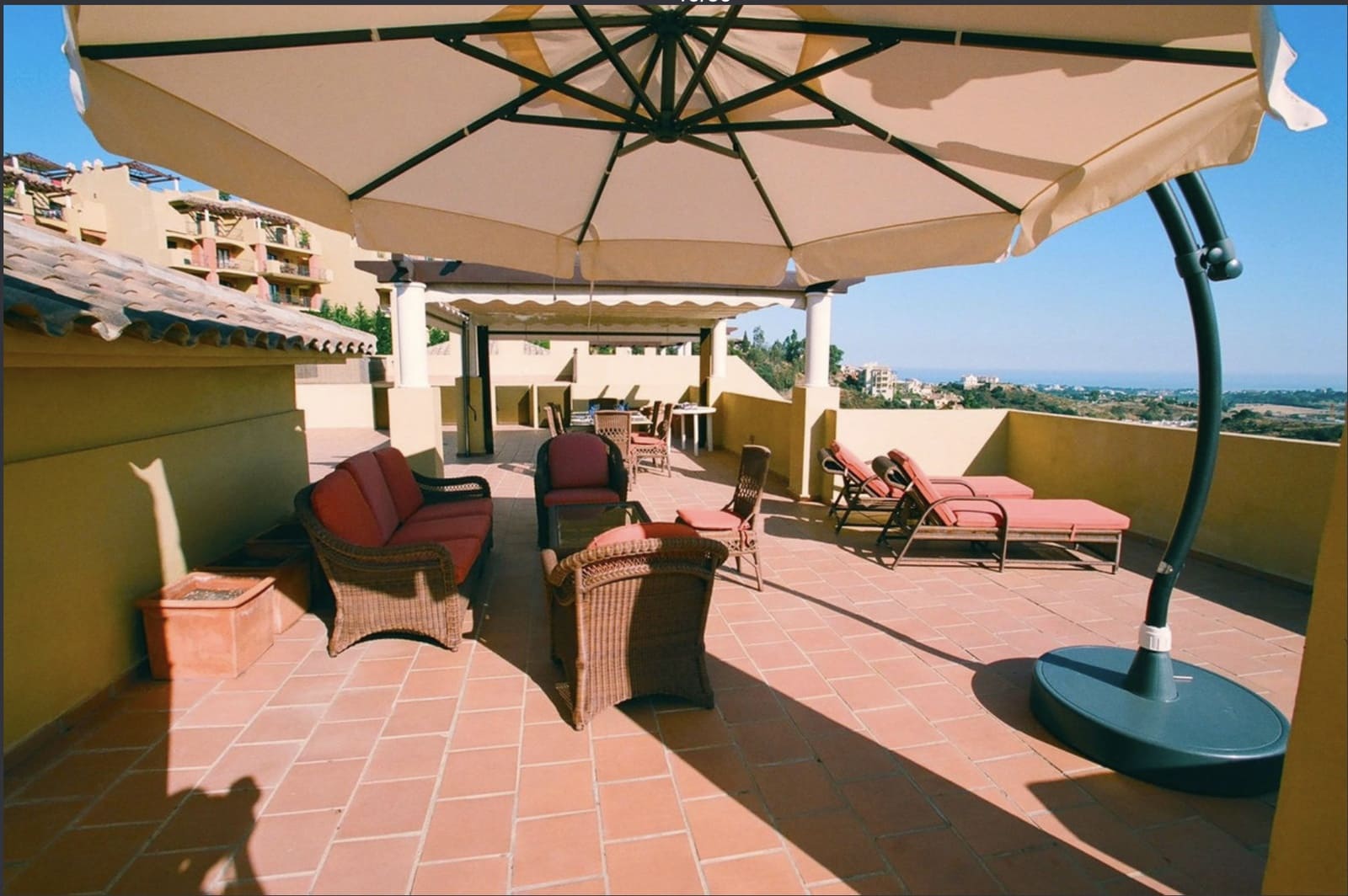 3 bedroom Penthouse for sale in Benahavis with pool garage - € 995,000 (Ref: 9398320)