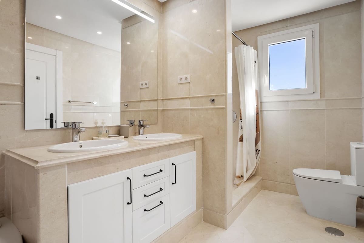 3 bedroom Apartment for sale in Nueva Andalucia with pool garage - € 875,000 (Ref: 9400719)