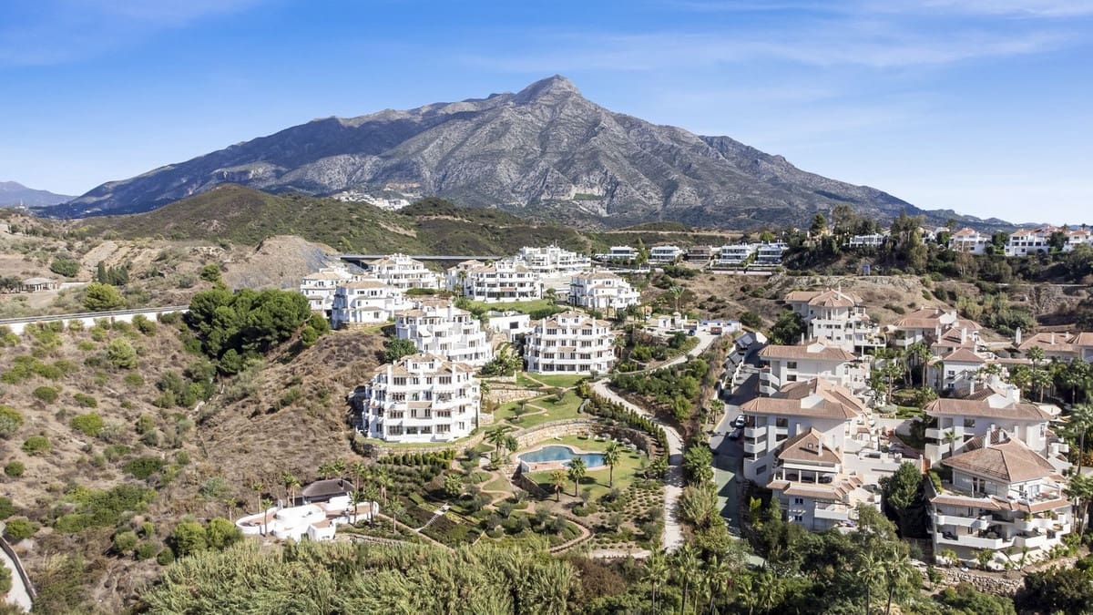 3 bedroom Apartment for sale in Nueva Andalucia with pool garage - € 875,000 (Ref: 9400719)