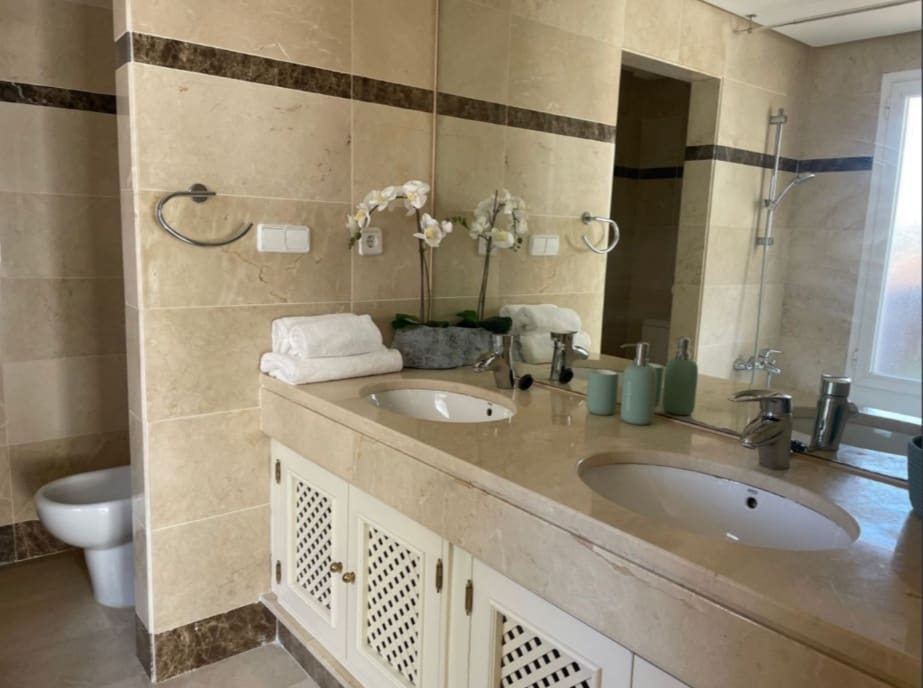 2 soverom Leilighet til salgs i Puerto Banus med svømmebasseng garasje - € 735 000 (Ref: 9400723)