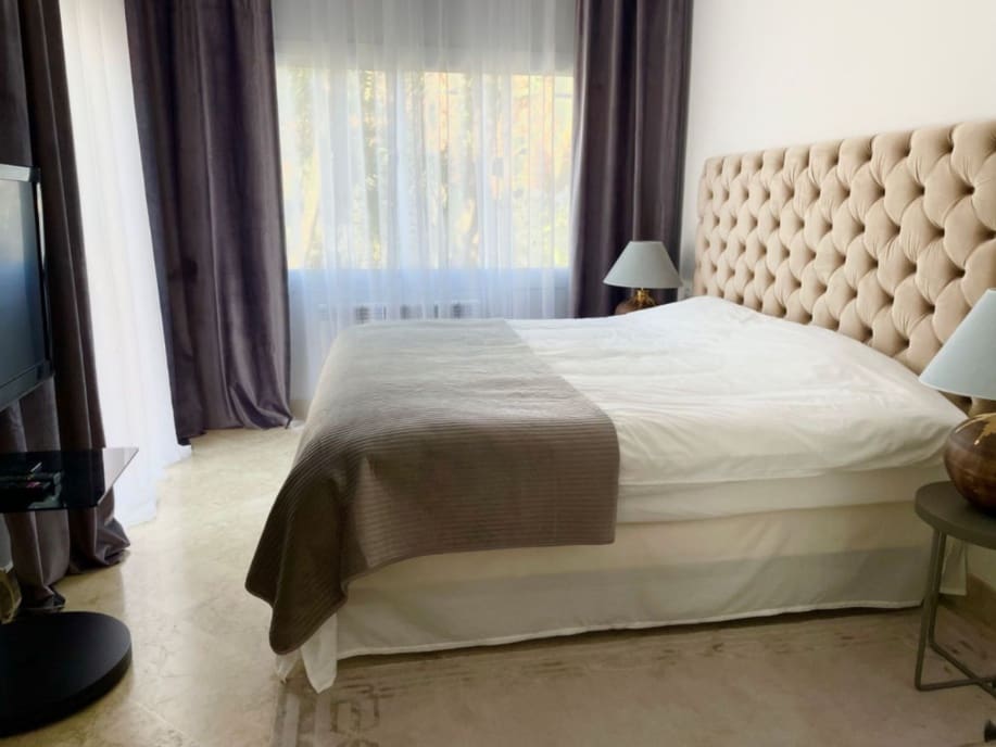 2 soverom Leilighet til salgs i Puerto Banus med svømmebasseng garasje - € 735 000 (Ref: 9400723)