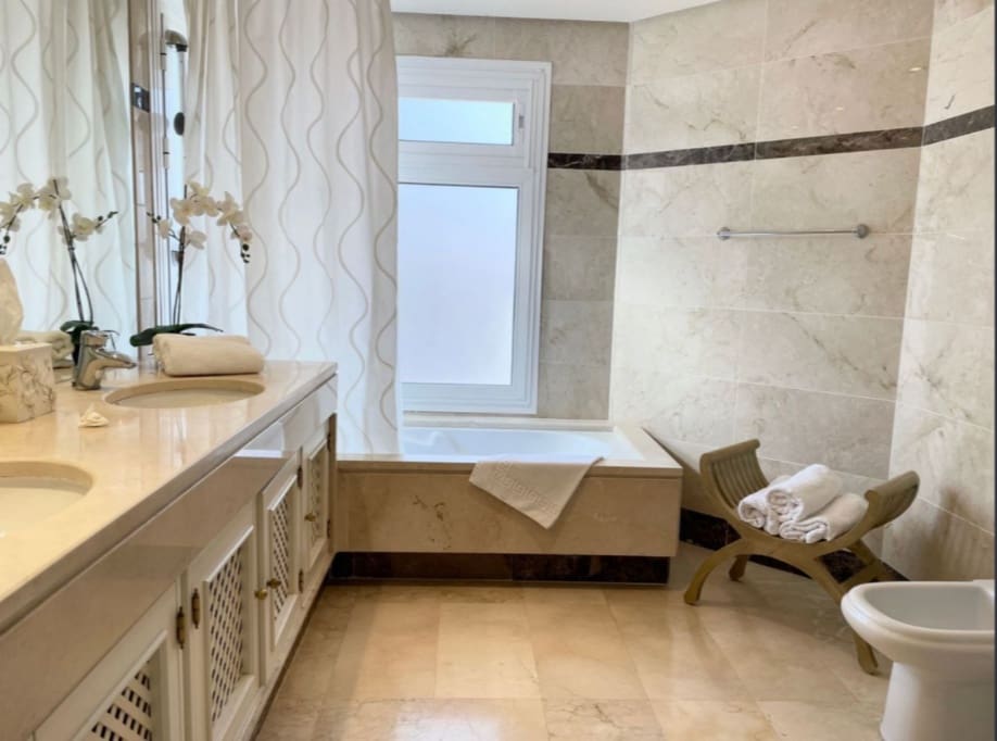 2 soverom Leilighet til salgs i Puerto Banus med svømmebasseng garasje - € 735 000 (Ref: 9400723)