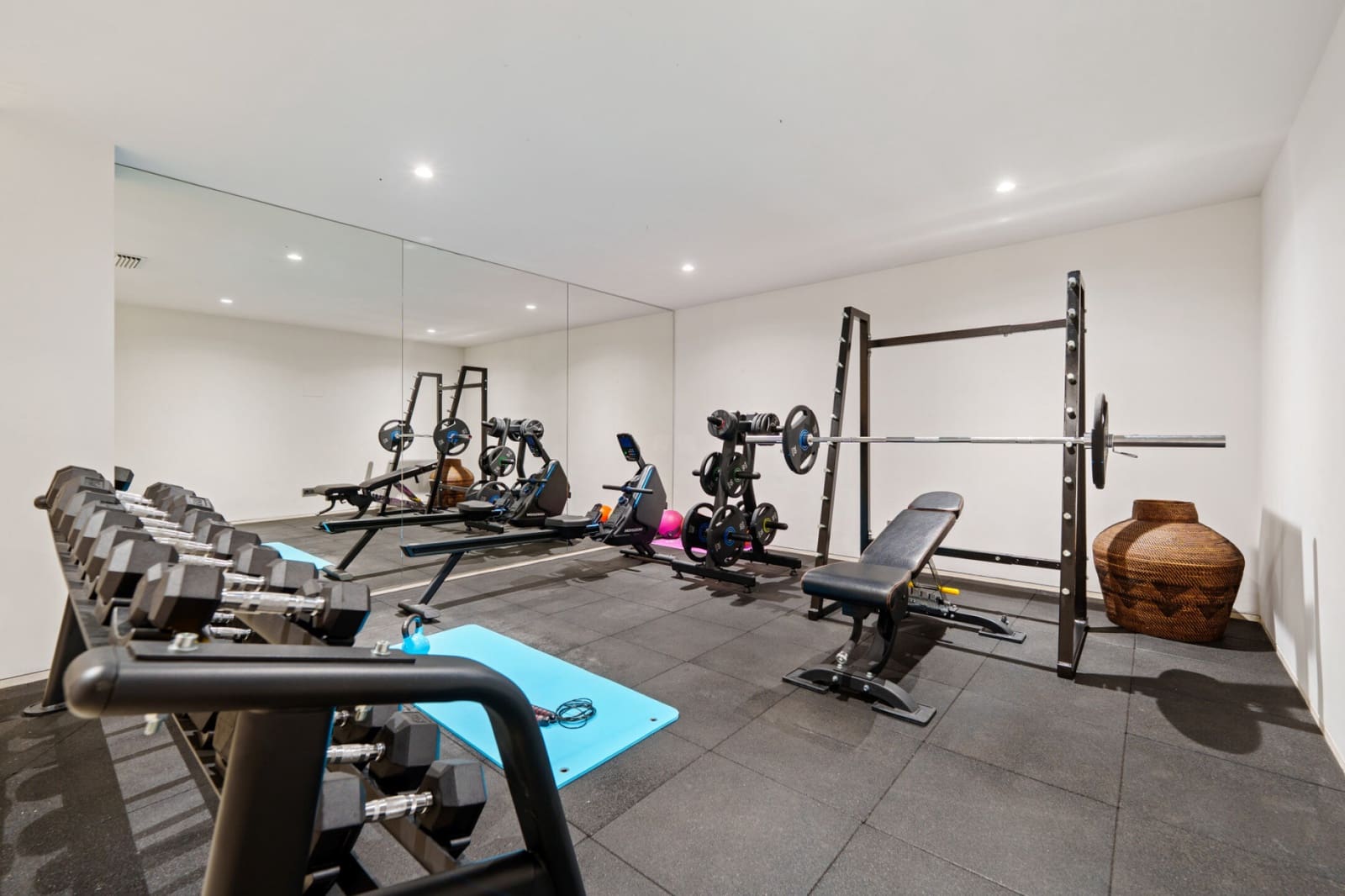 6 bedroom Villa for sale in Nueva Andalucia with pool garage - € 4,190,000 (Ref: 9400725)