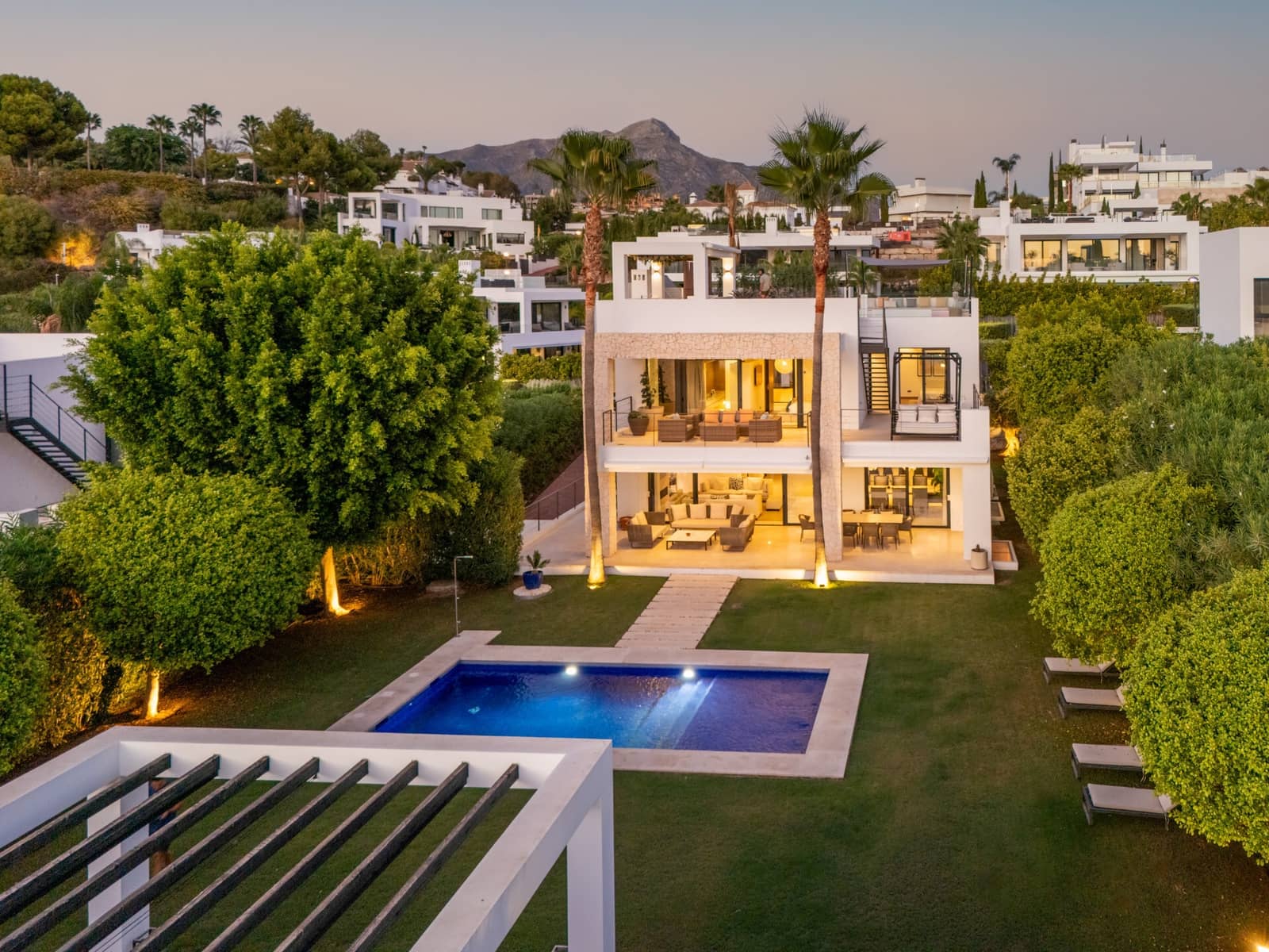 6 soveværelse Villa til salg i Nueva Andalucia med swimmingpool garage - € 4.290.000 (Ref: 9400726)