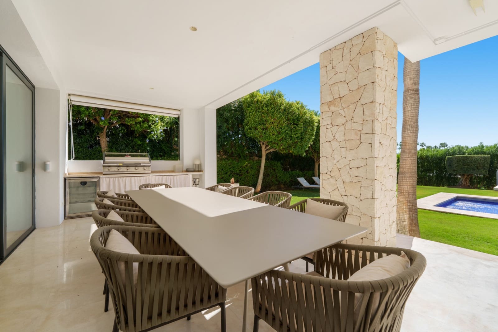 6 soveværelse Villa til salg i Nueva Andalucia med swimmingpool garage - € 4.290.000 (Ref: 9400726)