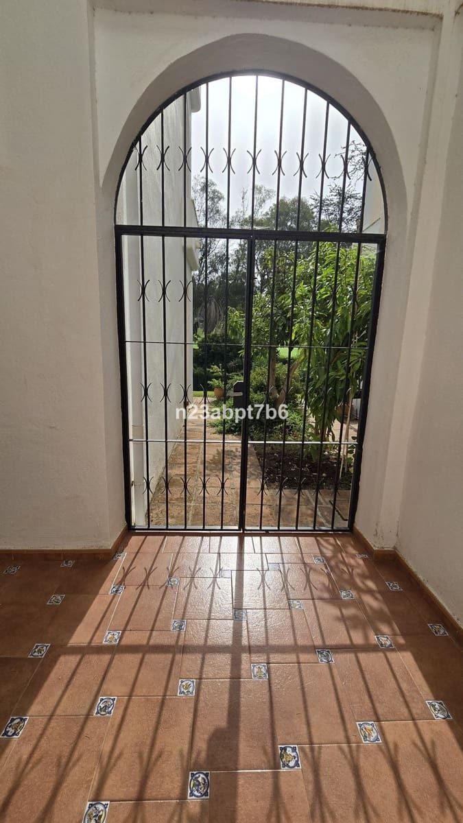 2 bedroom Apartment for sale in Nueva Andalucia with pool garage - € 445,000 (Ref: 9403221)