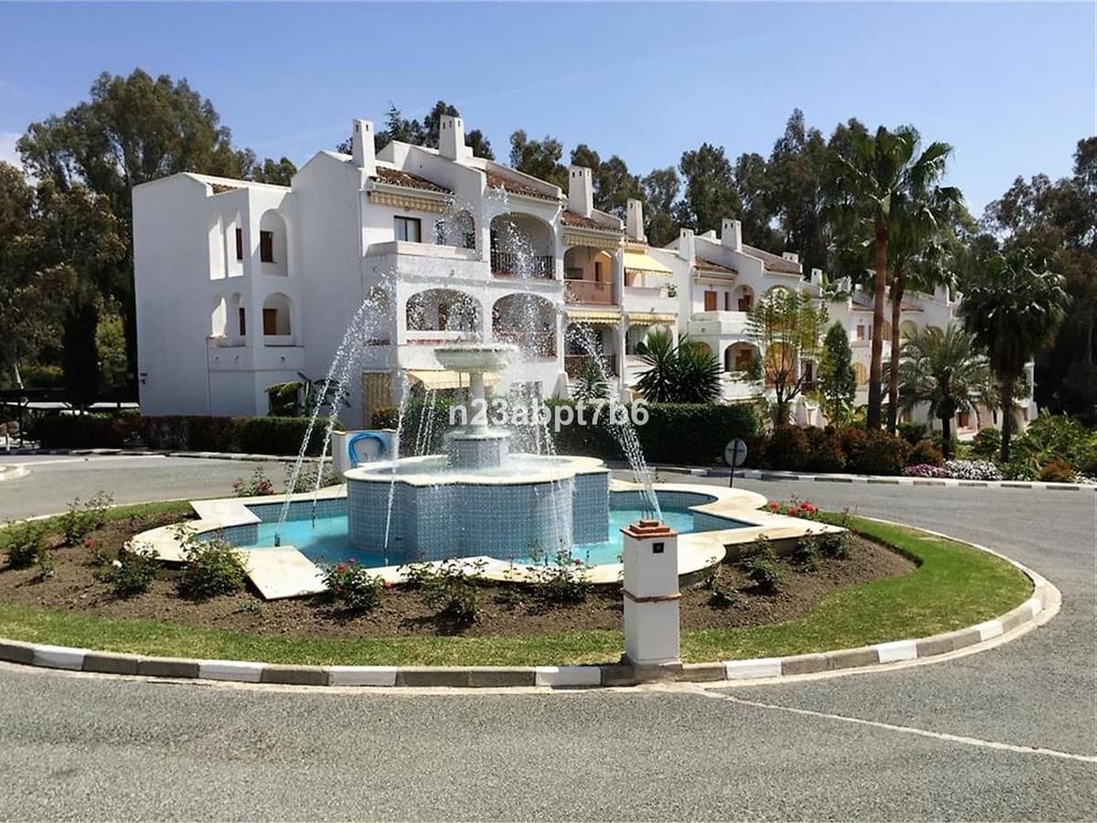 2 bedroom Apartment for sale in Nueva Andalucia with pool garage - € 445,000 (Ref: 9403221)