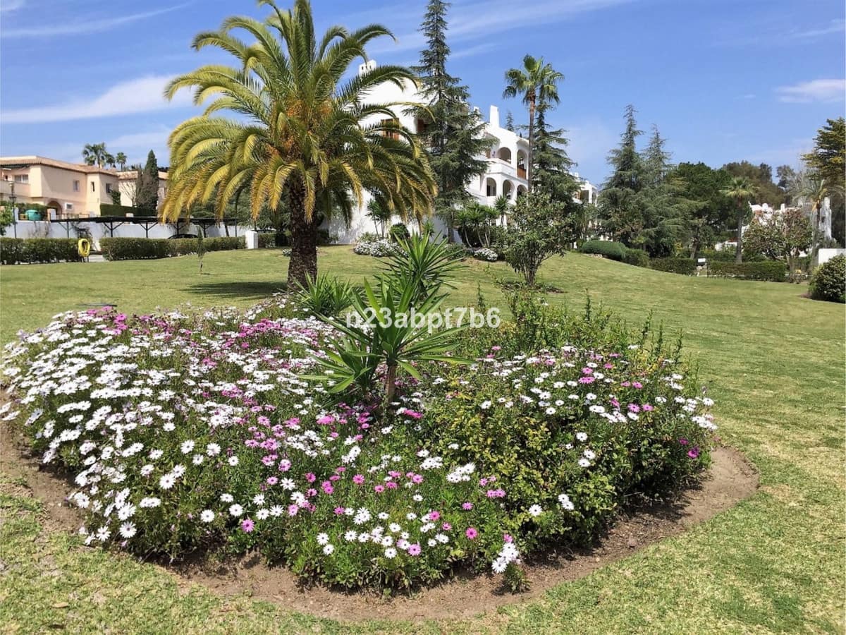 2 bedroom Apartment for sale in Nueva Andalucia with pool garage - € 445,000 (Ref: 9403221)
