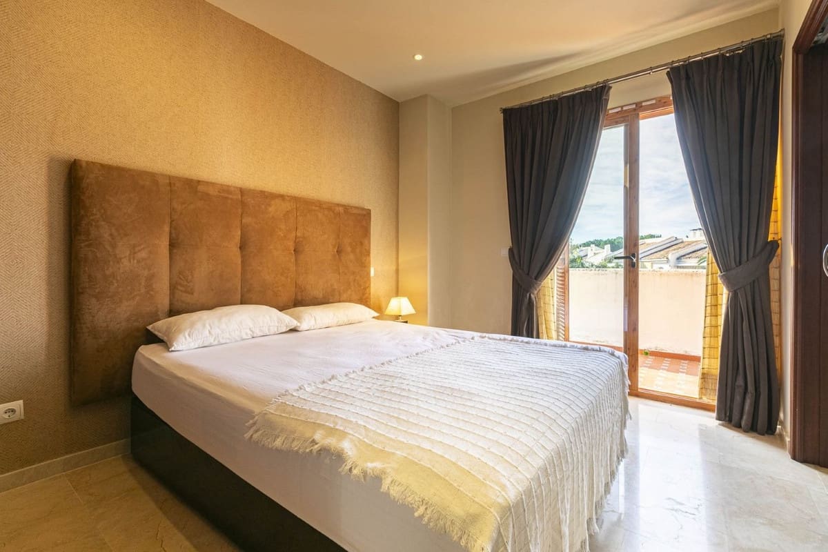 2 bedroom Penthouse for sale in Nueva Andalucia with pool garage - € 420,000 (Ref: 9403222)