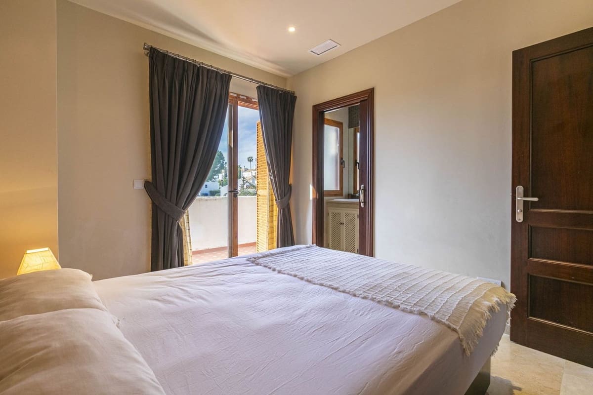 2 bedroom Penthouse for sale in Nueva Andalucia with pool garage - € 420,000 (Ref: 9403222)