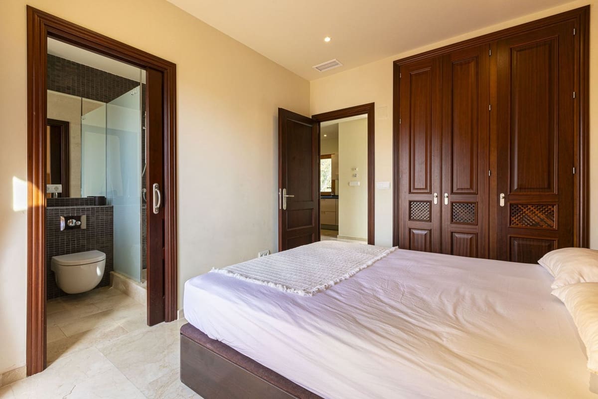 2 bedroom Penthouse for sale in Nueva Andalucia with pool garage - € 420,000 (Ref: 9403222)