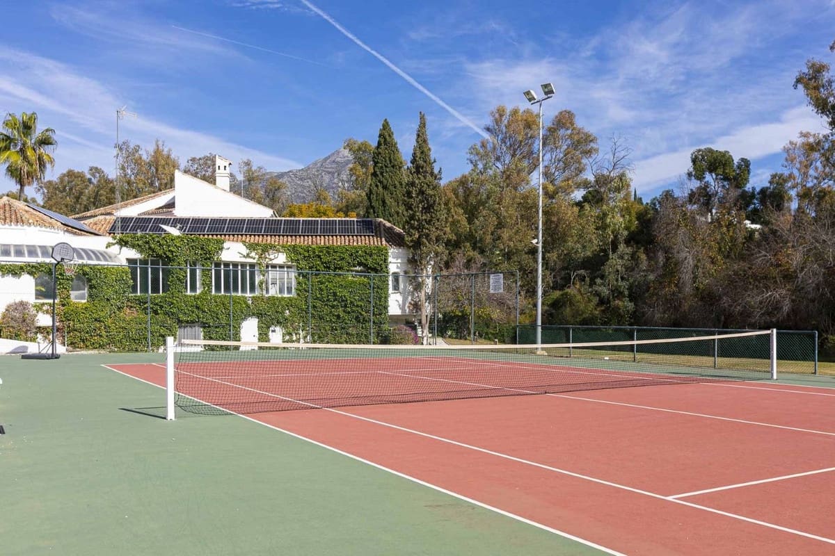 2 bedroom Penthouse for sale in Nueva Andalucia with pool garage - € 420,000 (Ref: 9403222)