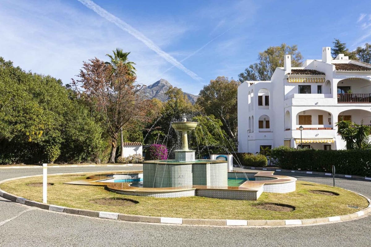 2 bedroom Penthouse for sale in Nueva Andalucia with pool garage - € 420,000 (Ref: 9403222)