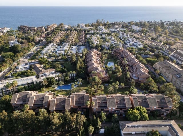 2 soveværelse Lejlighed til salg i Puerto Banus, Marbella med swimmingpool garage - € 800.000 (Ref: 9410840)