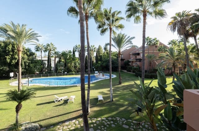 2 soveværelse Lejlighed til salg i Puerto Banus, Marbella med swimmingpool garage - € 800.000 (Ref: 9410840)