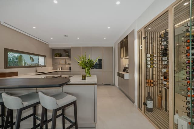 4 soveværelse Semi-Rækkehus til salg i Nueva Andalucia, Marbella med swimmingpool garage - € 4.900.000 (Ref: 9415748)