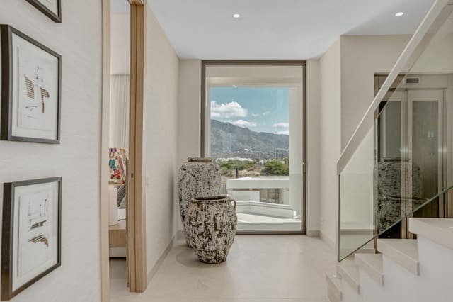 4 soveværelse Semi-Rækkehus til salg i Nueva Andalucia, Marbella med swimmingpool garage - € 4.900.000 (Ref: 9415748)