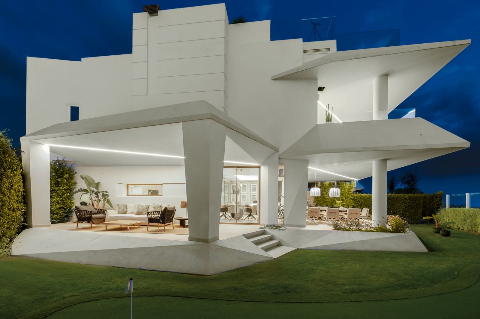 4 soveværelse Semi-Rækkehus til salg i Nueva Andalucia med swimmingpool garage - € 4.900.000 (Ref: 9415748)
